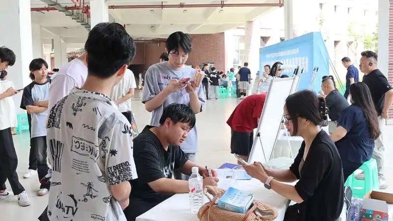 泸州人力资源服务产业园组织企业参加2025年公共就业服务进校园专场招聘活动